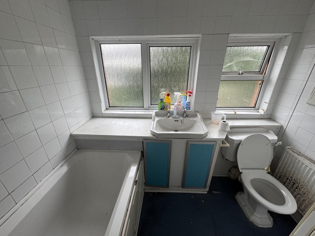 Lot: 116 - TERRACE HOUSE FOR REFURBISHMENT - Bathroom